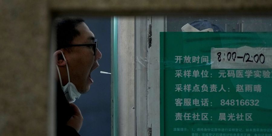 Ein Mann lässt sich in Peking auf das Coronavirus testen.