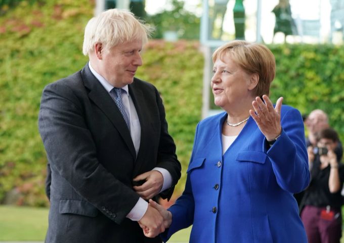 Der ehemalige britische Premierminister Boris Johnson und die frühere Bundeskanzlerin Angela Merkel bei einem Treffen im Jahr 2019. johnson merkel ukraine-krieg