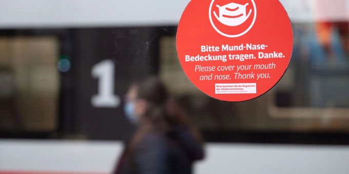 Maskenregeln in Bus und Bahn bröckeln - im Flugzeug muss bereits kein Schutz mehr getragen werden. Maskenregeln in Bus und Bahn bröckeln - im Flugzeug muss bereits kein Schutz mehr getragen werden.