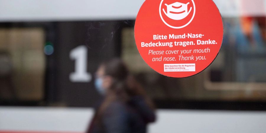 Maskenregeln in Bus und Bahn bröckeln - im Flugzeug muss bereits kein Schutz mehr getragen werden.