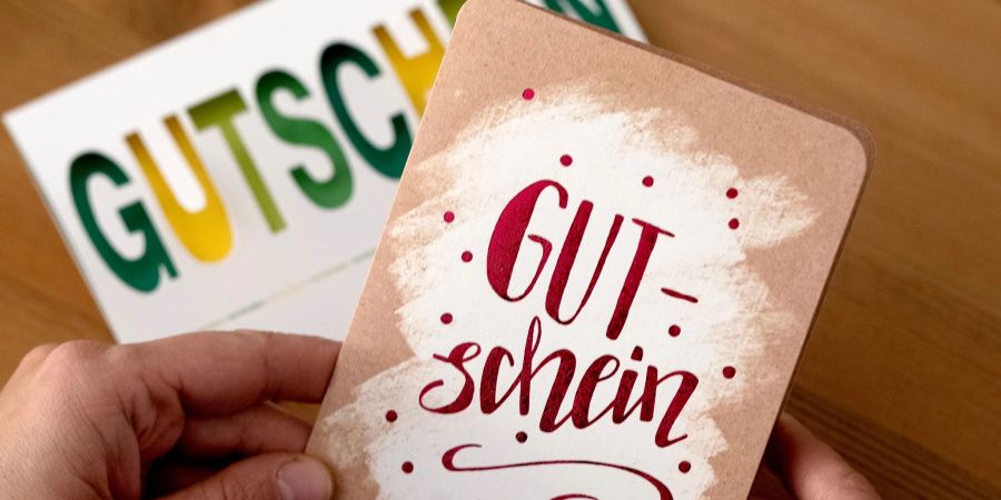 Einlösen oder weiterschenken: Wer lauter Gutscheine zu Weihnachten bekommt, kann sich deren Geldwert in der Regel nicht auszahlen lassen.