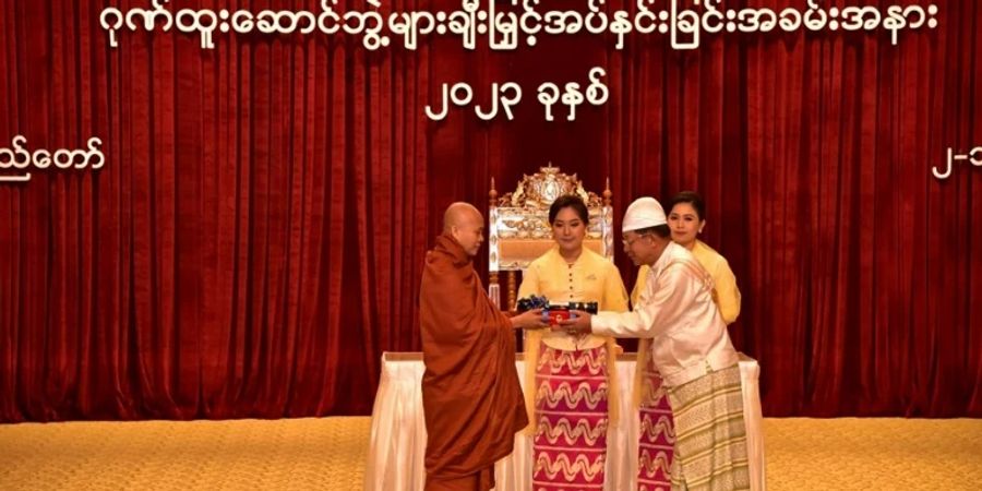 Wirathu (l.) und Junta-Chef Min Aung Hlaing (r.)