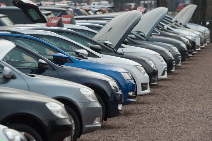 Autos stehen bei einem Autohändler zum Verkauf. autohändler