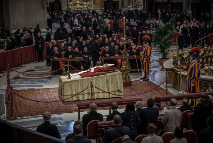 Der Leichnam des verstorbenen Papst Benedikt XVI. liegt aufgebahrt im Petersdom. Michael Kappeler/dpa Aufbahrung Benedikt XVI.