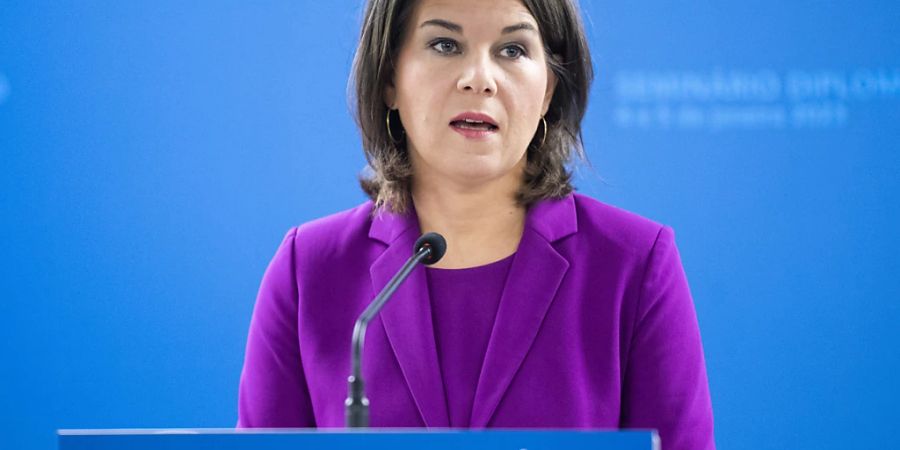 Annalena Baerbock (Bündnis 90/Die Grünen), Aussenministerin, spricht bei einer Pressekonferenz nach einer portugiesischen Botschafterinnen- und Botschafterkonferenz. Foto: Christophe Gateau/dpa