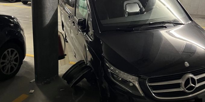 Liestal BL: Mercedes crasht auf A22 in Tunnelwand und flieht. Liestal BL