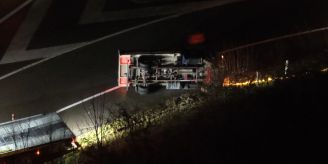 Dürnten ZH - Lastwagen kippt bei Autobahn-Ausfahrt – Polizei ermittelt