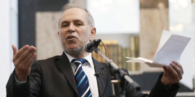 Imam Mustafa Memeti tritt haus der religionen