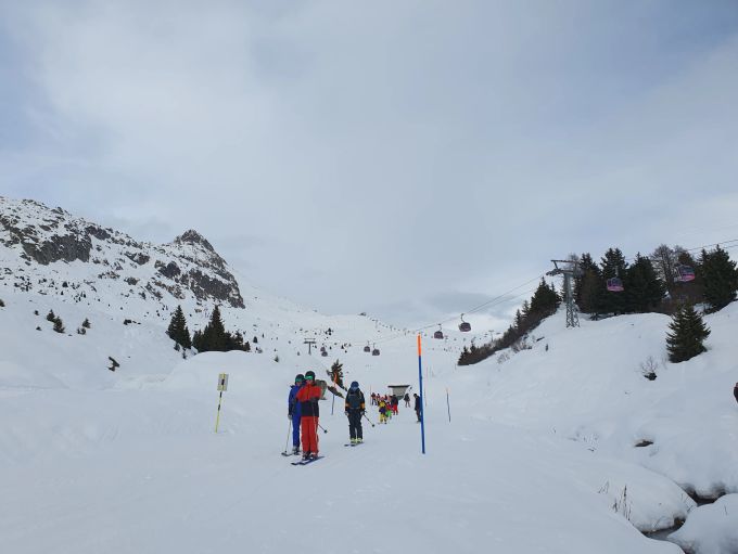 Ski-Fahrer auf Piste