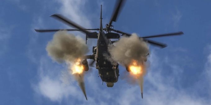 Ein russischer Ka-52-Helikopter feuert im Ukraine-Krieg Raketen auf ein unbekanntes Ziel in der Ukraine ab. (Archivbild) ukraine krieg