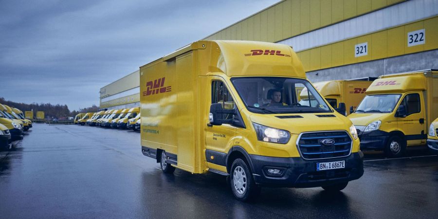 Ein Mitarbeiter fährt einen elektrischen Lieferwagen: Die Deutsche Post hat bei Ford gut 2000 Elektro-Transporter bestellt, um den CO2-Ausstoss ihrer Fahrzeugflotte zu senken.