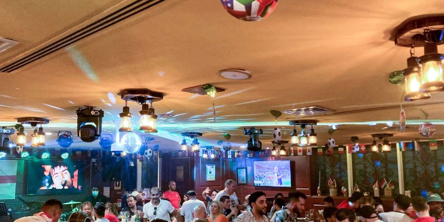 Fussball-Fans feiern in Doha im Pub «Red Lion».