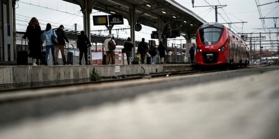 Einfahrender Zug im Bahnhof von Toulouse