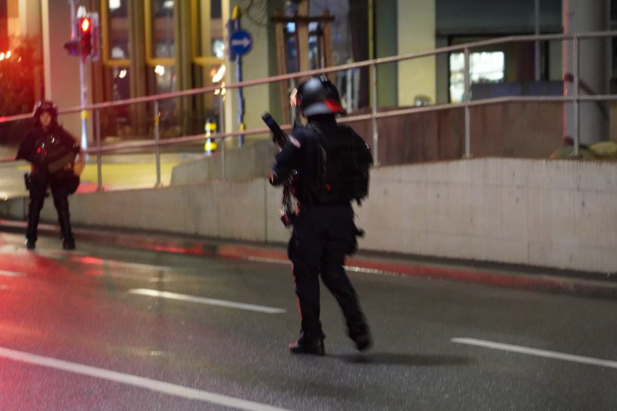 Die Zürcher Polizei ist mit einem Grossaufgebot vor Ort.