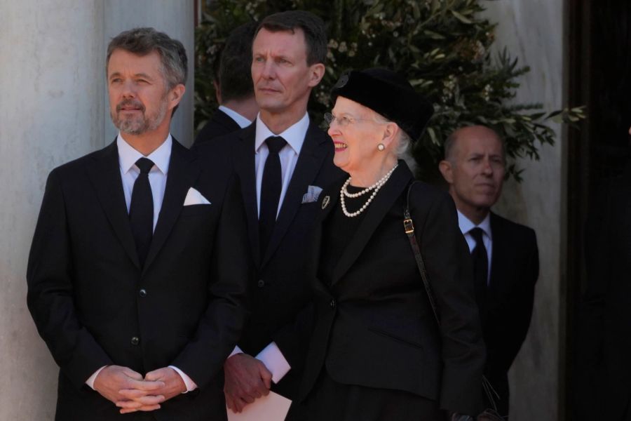 Königin Margrethe II. von Dänemark, Kronprinz Frederik (links) und Prinz Joachim.