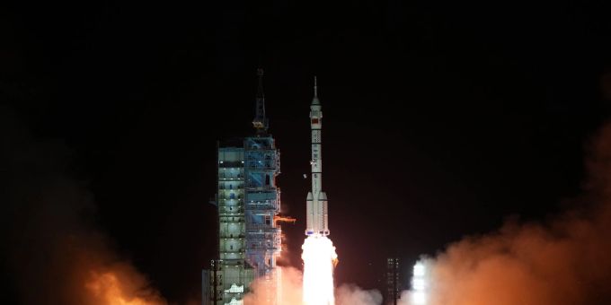 Das bemannte Raumschiff «Shenzhou 15» auf der Trägerrakete «Langer Marsch 2F» hebt ab. China verfolgt noch weitere ehrgeizige Ziele im All. Das bemannte Raumschiff «Shenzhou 15» auf der Trägerrakete «Langer Marsch 2F» hebt ab. China verfolgt noch weitere ehrgeizige Ziele im All.