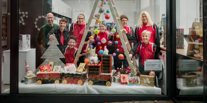 Weihnachtlich gestaltetes Schaufenster.