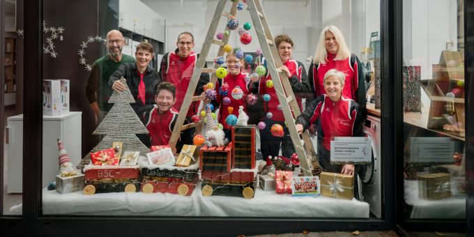 Das weihnachtlich geschmückte Schaufenster des ibw-Shops. Weihnachtlich gestaltetes Schaufenster.