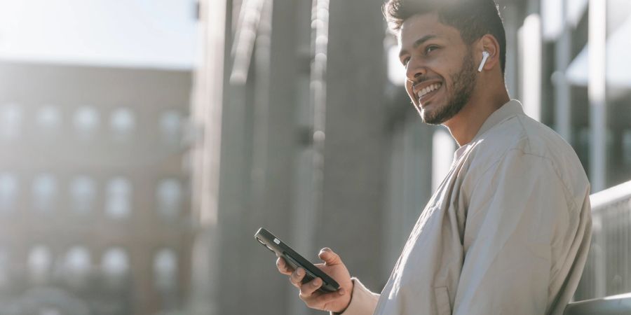 mann am handy, lässig gegen Geländer gelehnt, outdoor, urban