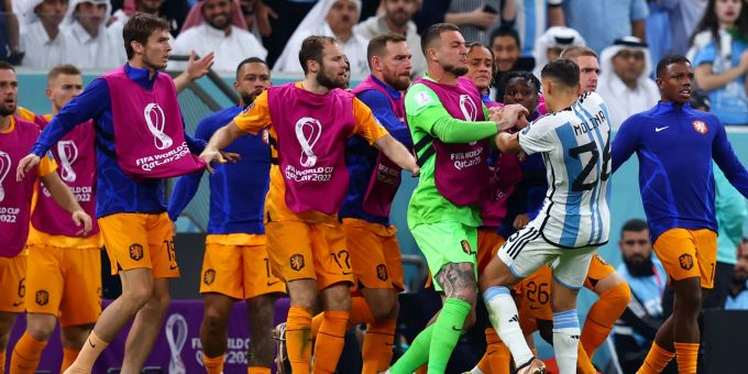Rüpel-Viertelfinal - Argentinier und Niederländer stellen WM-Rekord auf