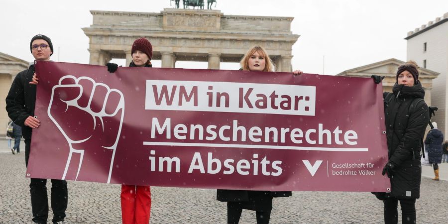 Aktivisten der Gesellschaft für bedrohte Völker demostrieren am Tag des WM-Eröffnungsspiels für Menschenrechte in Katar.