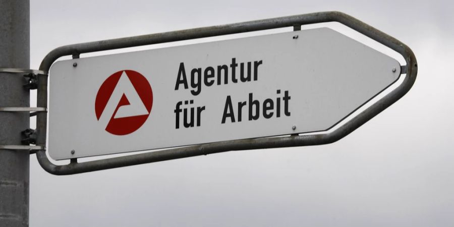 Er habe sich nicht um Arbeit bemüht und sei für «diverse Straftaten» verurteilt worden.