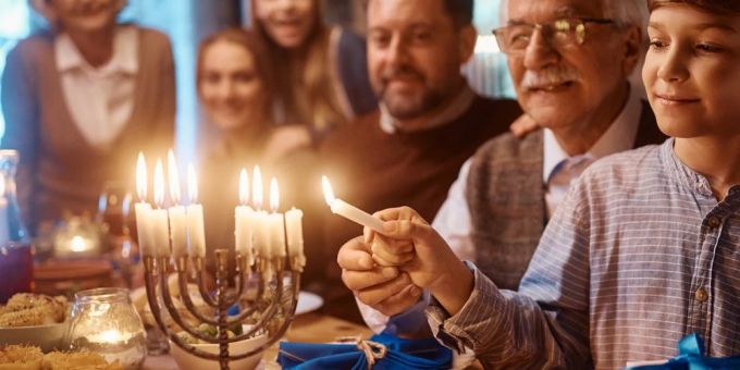 Das jüdische Lichterfest Chanukka findet 2022 vom 18. bis 26. Dezember statt. Chanukka
