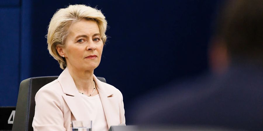 dpatopbilder - Ursula von der Leyen (CDU), Präsidentin der Europäischen Kommission sitzt während der Feierlichkeiten zum 70-jährigen Bestehen im Gebäude des Europäischen Parlaments. Foto: Philipp von Ditfurth/dpa