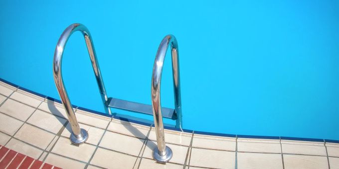 Laut Renae Van Niel, die Mutter von Phoebe, sollten die Kinder schon früh lernen zu schwimmen. (Symbolbild) pool