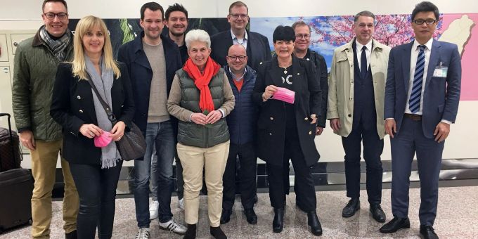 Die Delegation der FDP steht bei der Ankunft zu einem viertägigen Besuch in Taiwan zusammen. Die Delegation der FDP steht bei der Ankunft zu einem viertägigen Besuch in Taiwan zusammen.