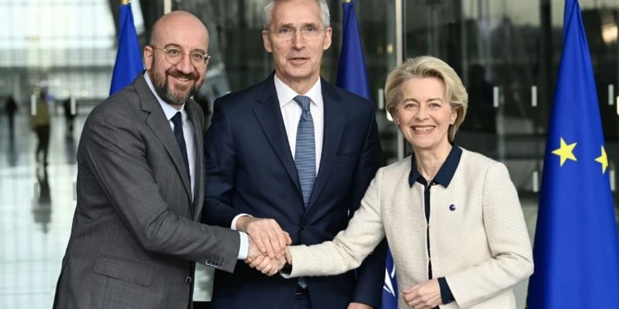 Michel, Stoltenberg und von der Leyen (v.l.n.r.) im Nato-Hauptquartier