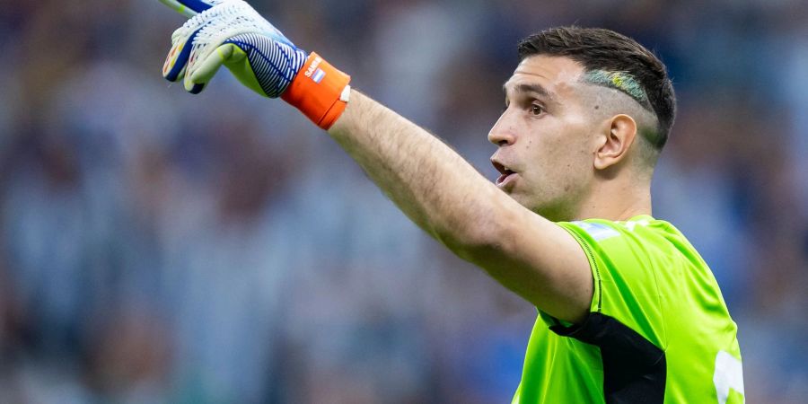 Argentiniens Torwart Emiliano Martinez gibt die Richtung vor.