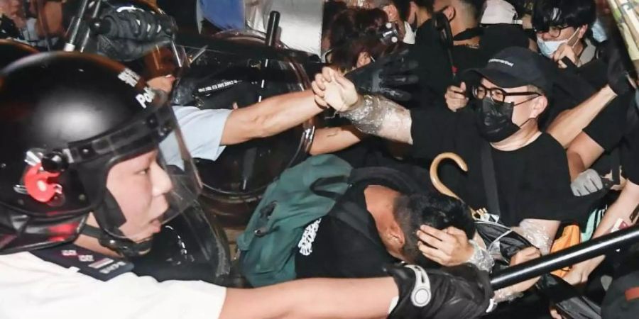 Zusammenstösse zwischen Demonstranten mit der Polizei während eines Protests. Foto: Kyodo