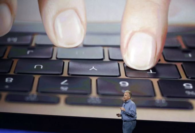 Phil Schiller, Apple's Senior-Vice-Präsident für das weltweite Produkt-Marketing, spricht am 09.03.15 über das damals neue Apple MacBook während einer Präsentation in San Francisco. Macbook Tastatur