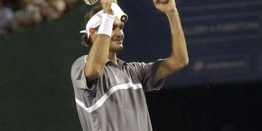 28. Erster Titel am Tennis Masters Cup 2003 – Lediglich 88 Minuten braucht Roger Federer für seinen Finalsieg am Masters Cup in Houston 2003. Mit 6:3, 6:0, 6:4 fegt er Andre Agassi vom Platz, der später in seiner Biografie über Federer sagt: «Er kann in einen Gang schalten, den andere Spieler schlicht nicht haben». Es ist Federers erster Titel am Tour-Finale, weitere fünf werden folgen.