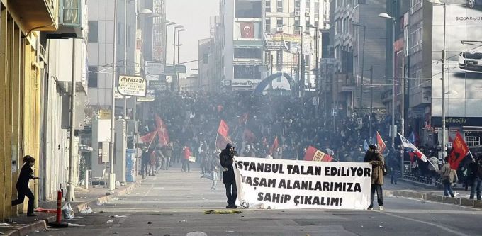 Auch gesperrt werden Webseiten im Zusammenhang mit den regierungskritischen Gezi-Protesten von 2013. Türkei