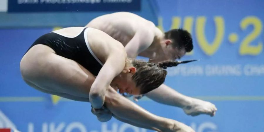 Holten beim Mixed-Synchronspringen bei der EM in Kiew Silber: Tina Punzel (l) und Lou Massenberg. Foto: Efrem Lukatsky/AP