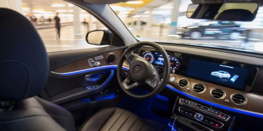 Autonomer Mercedes im Parkhaus
