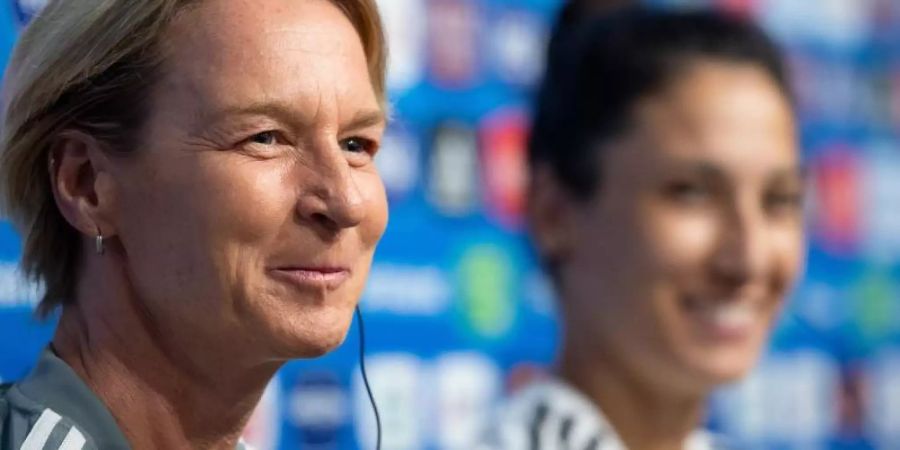 Bundestrainerin Martina Voss-Tecklenburg (l) und Sara Doorsoun bei der Pk in Rennes. Foto: Sebastian Gollnow