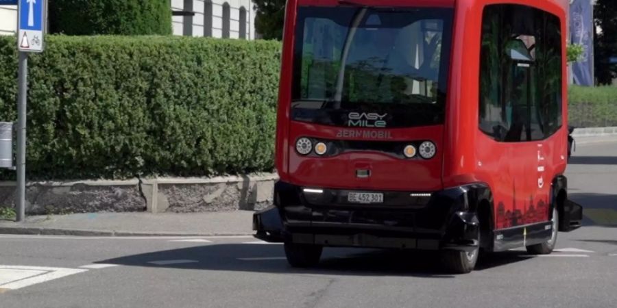 Berns autonomer Kleinbus ist rot - wie die grossen Busse von Berns städtischen Verkehrsbetrieben Bernmobil.