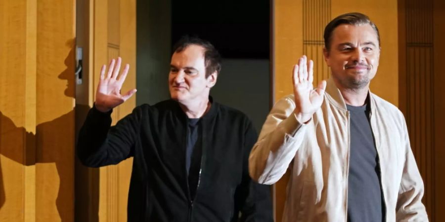 Regisseur Quentin Tarantino (links) und Leonardo DiCaprio (rechts), einer der Hauptdarsteller aus «Once Upon A Time... In Hollywood»: In der Gunst der Deutschschweizer wie der Westschweizer Filmfans liegt der Streifen in der zweiten Woche auf Platz eins. (Archivbild)