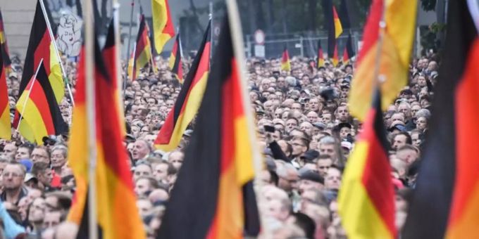Nach der Messerattacke vor einem Jahr: Demonstration von AfD und Pegida, der sich auch die Teilnehmer der Kundgebung der rechtspopulistischen Bürgerbewegung Pro Chemnitz anschlossen. Foto: Ralf Hirschberger/Archiv Chemnitz