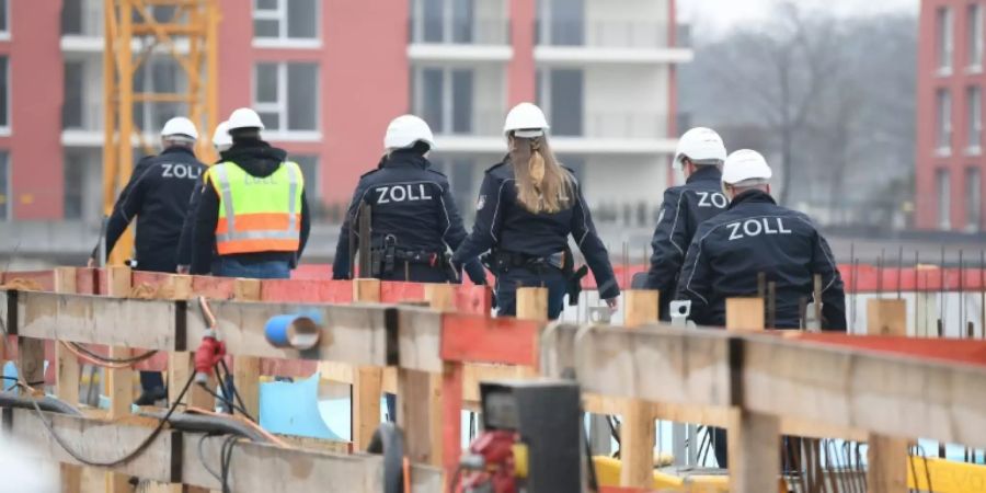 Zollbeamte bei einer Razzia