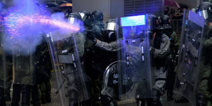 Polizei feuert Tränengas bei Demonstration in Hongkong am Sonntag