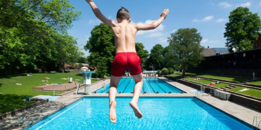 Ein Junge in einem Hamburger Freibad