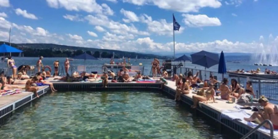 Die Hitze bringt die Schweiz auf Höchstwerte. Hier kühlen sich Badegäste im Seebad Enge Zürich.