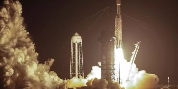 Eine «Falcon Heavy»-Rakete von SpaceX startet ins All. Foto: John Raoux/AP ins all spacex