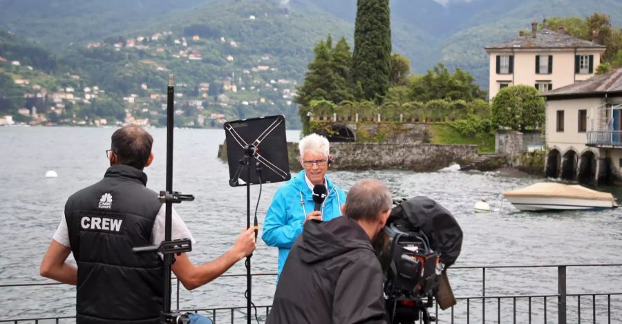 Fernsehteams haben sich vor Clooneys Villa versammelt.