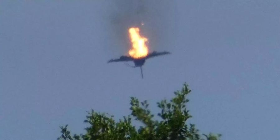 Ein brennender «Eurofighter» ist am Himmel über der Kleinstadt Malchow an der Mecklenburgischen Seenplatte zu sehen. Foto: Thomas Steffan