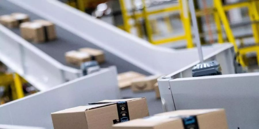 Pakete des Paketversenders Amazon laufen im Sortierzentrum in Garbsen über die Bänder. Foto: Peter Steffen